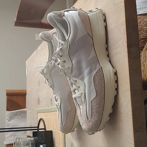 New Balance 327 in White Moonbeam